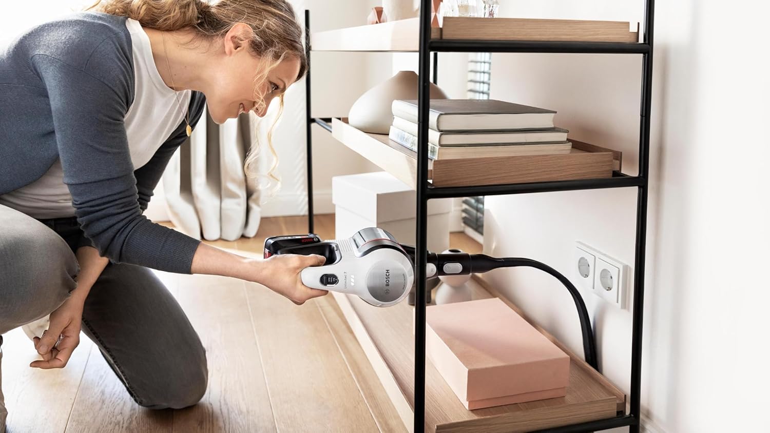 Bosch - Aspirador sin Cable Unlimited 7, Pack de batería de 3.0 Ah, Tubo Flexible, diseño Ligero, Accesorios, Luces LED, Blanco BBS711W